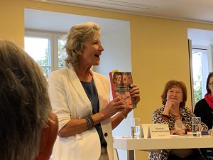 Vernissage 2019 Beatrice mit Buch